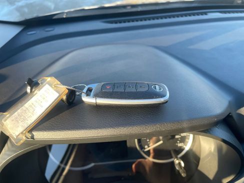 Used 2025 Nissan Versa SV image 20