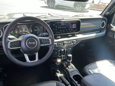 Used 2024 Jeep Wrangler Unlimited Sahara w/ Technology Group AWD/4WD image 15
