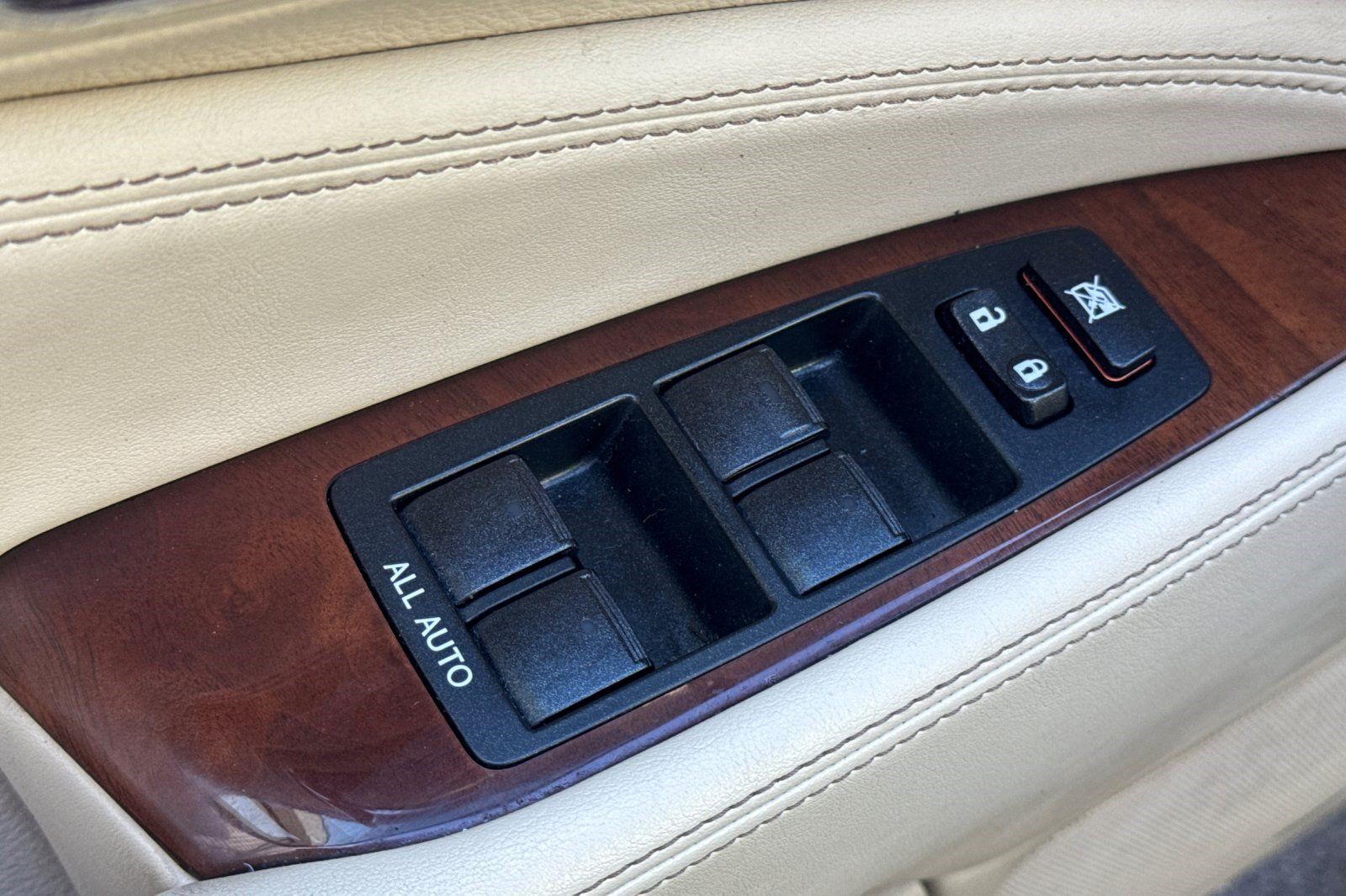 Used 2013 Lexus LS 460 w/ Comfort Pkg RWD image 14