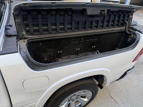 Used 2019 RAM 1500 Laramie AWD/4WD image 32