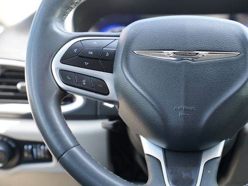 Used 2024 Chrysler Pacifica Touring-L FWD image 20
