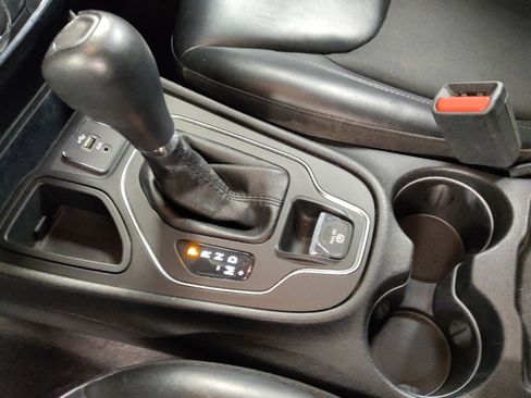 Used 2019 Jeep Cherokee Latitude Plus w/ Comfort/Convenience Group image 26