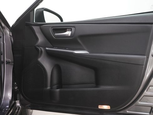 Used 2016 Toyota Camry SE image 9