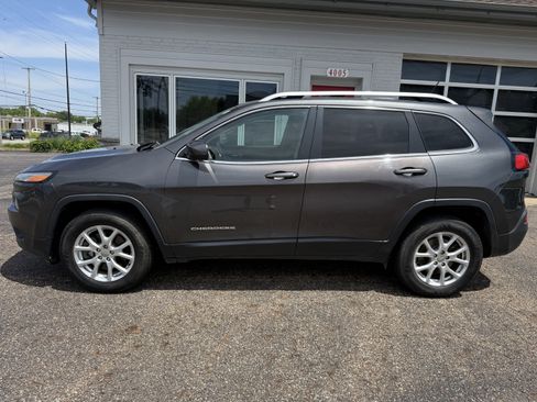 Used 2015 Jeep Cherokee Latitude w/ Cold Weather Group AWD/4WD image 2