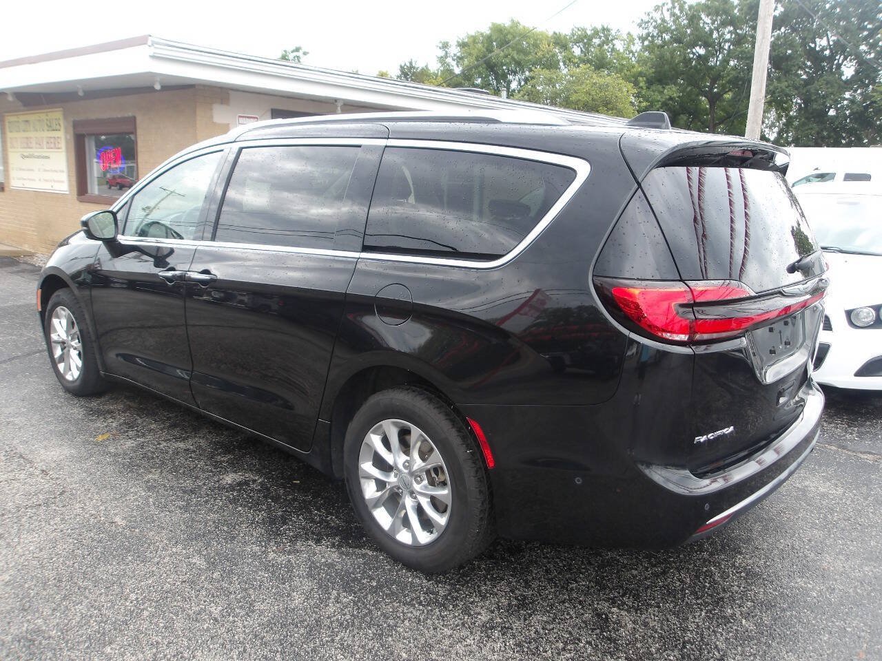 Used 2021 Chrysler Pacifica Touring-L w/ Uconnect Theater Family Group AWD/4WD image 5