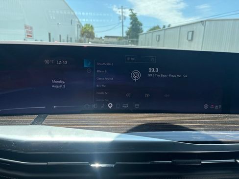 Used 2025 Cadillac Escalade ESV Premium Luxury AWD/4WD image 18