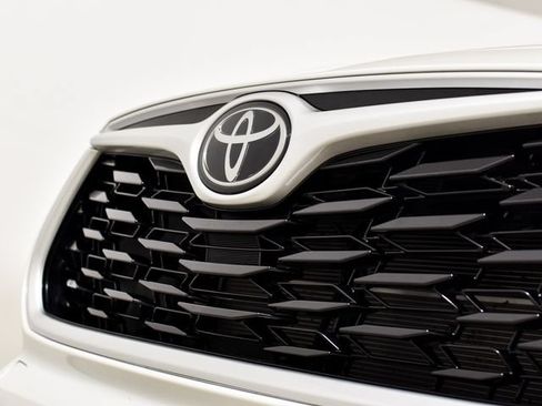Used 2025 Toyota Highlander XLE AWD/4WD image 10