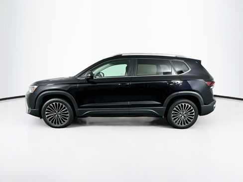 Used 2025 Volkswagen Taos SE FWD image 4