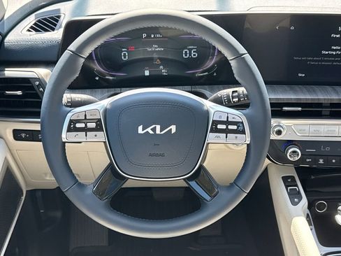 Used 2025 Kia Telluride EX w/ EX Captain's Chair Package FWD image 23