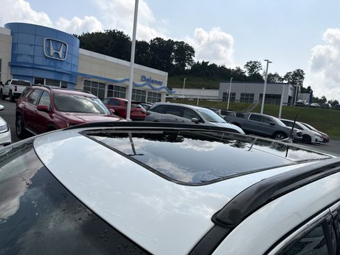 Used 2022 Jeep Compass Latitude w/ Sun and Sound Group AWD/4WD image 9