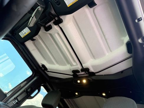 Used 2025 Jeep Wrangler Unlimited Sahara AWD/4WD image 41