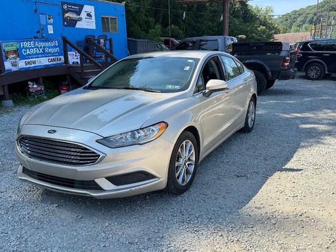 Used 2017 Ford Fusion SE w/ Fusion SE Technology Package FWD image 4