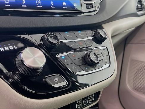 Used 2023 Chrysler Pacifica Touring-L image 17