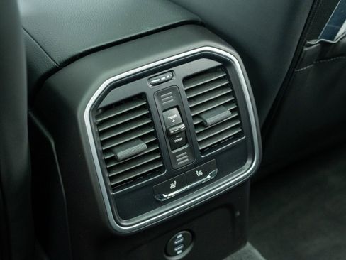 Certified 2023 Porsche Macan AWD/4WD image 32
