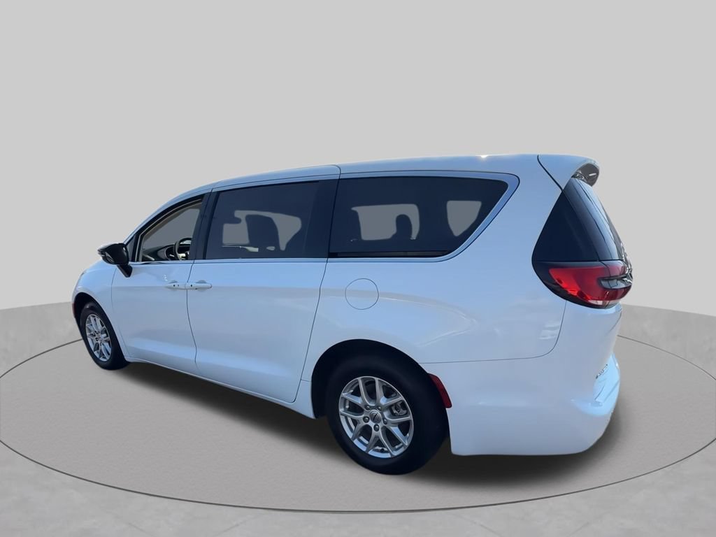 Used 2024 Chrysler Pacifica Touring-L FWD image 8