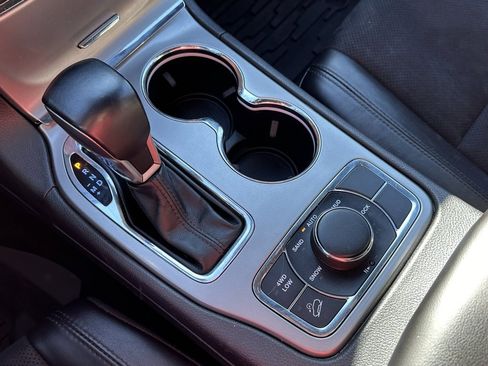 Used 2022 Jeep Grand Cherokee Laredo X image 26