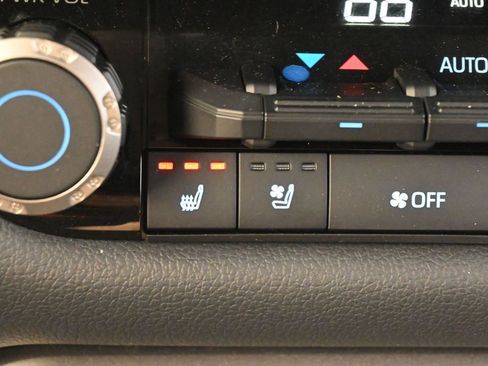 Used 2023 Toyota Tundra Limited AWD/4WD image 17