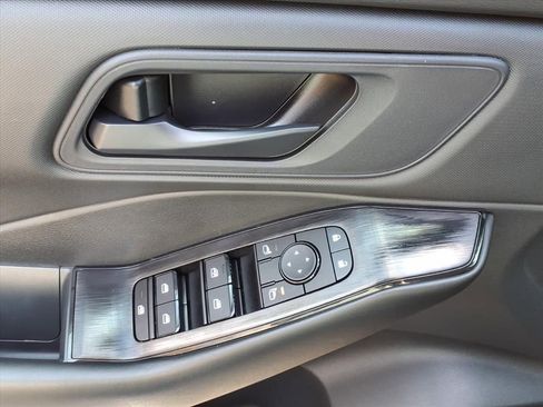 Used 2025 Nissan Rogue S image 23