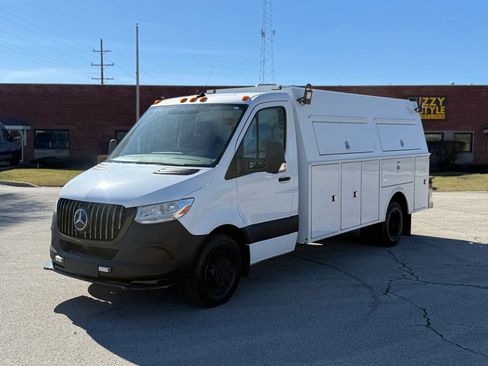 Used 2019 Freightliner Sprinter 3500 w/ Premium Package RWD image 3