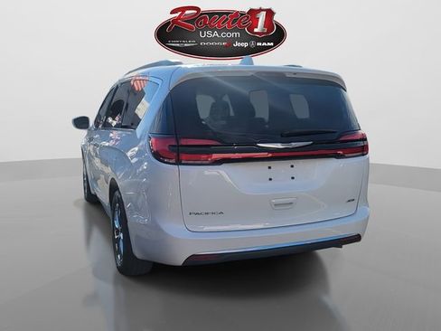 Used 2022 Chrysler Pacifica Touring-L image 5