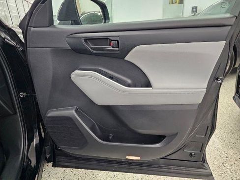 Used 2023 Toyota Highlander L FWD image 31