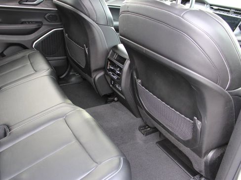 Used 2022 Jeep Grand Cherokee Limited image 46