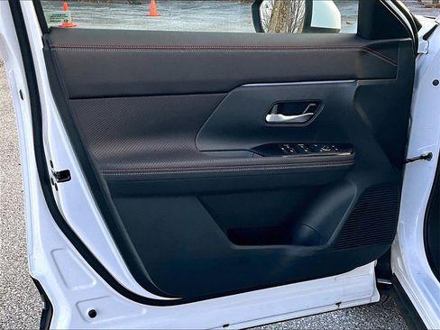 Used 2025 Nissan Kicks SR image 9