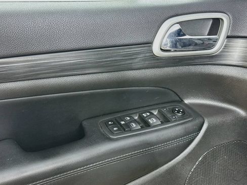 Used 2019 Jeep Grand Cherokee Laredo AWD/4WD image 20