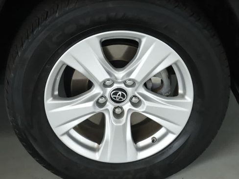 Used 2019 Toyota RAV4 XLE w/ Convenience Package FWD image 10