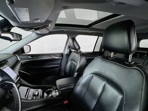 Used 2022 Jeep Grand Cherokee Limited image 22