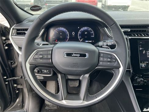 Used 2025 Jeep Grand Cherokee Laredo image 11