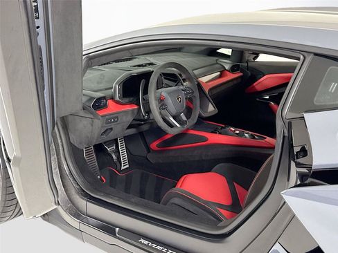 Used 2025 Lamborghini Revuelto AWD/4WD image 12
