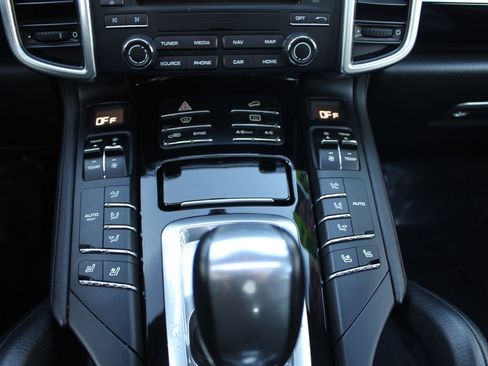 Used 2018 Porsche Cayenne Platinum Edition image 33