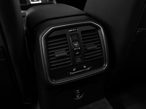 Certified 2024 Porsche Macan image 40