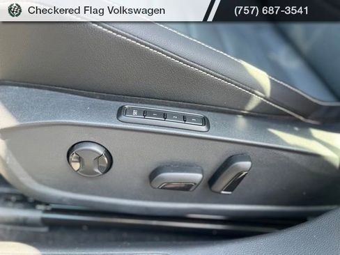 Used 2025 Volkswagen Jetta SEL FWD image 23
