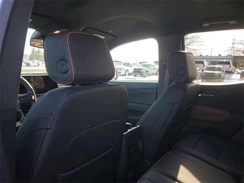 Certified 2025 GMC Canyon AT4 w/ AT4 Premium Package image 9