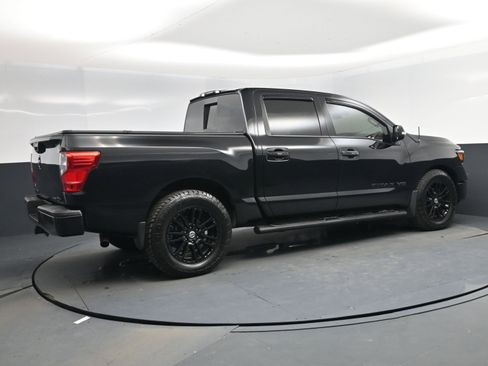 Used 2018 Nissan Titan SV w/ SV Convenience Package image 4