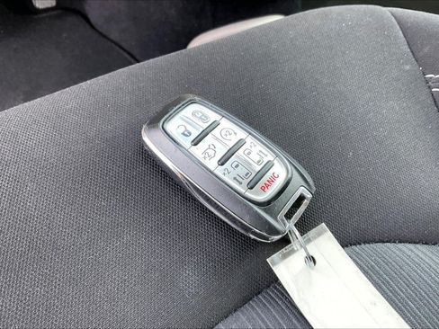 Used 2023 Chrysler Voyager LX FWD image 11