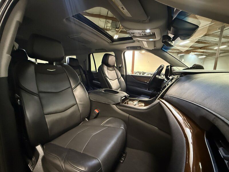 Used 2018 Cadillac Escalade Luxury AWD/4WD image 13