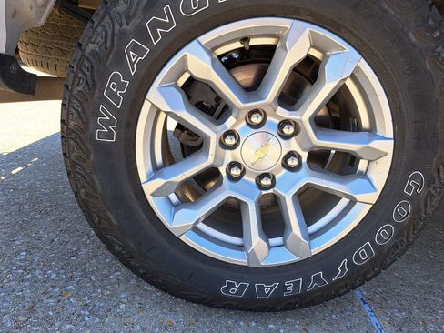Used 2022 Chevrolet Silverado 1500 LT AWD/4WD image 24