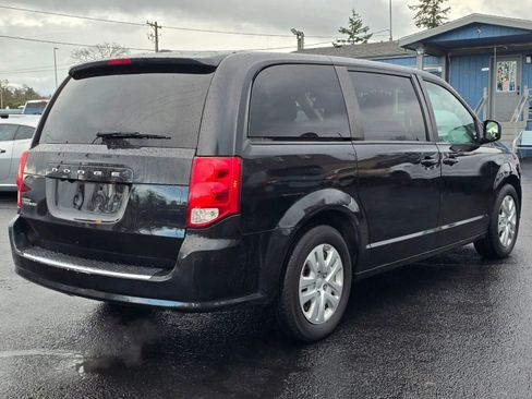 Used 2018 Dodge Grand Caravan SE image 5