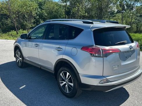 Used 2018 Toyota RAV4 XLE AWD/4WD image 5