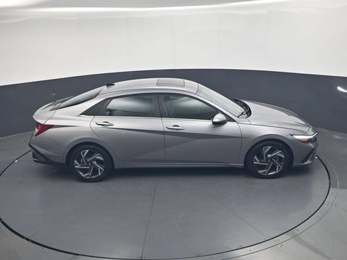 Used 2025 Hyundai Elantra Limited FWD image 28