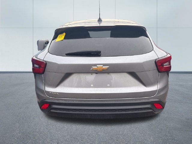 Used 2024 Chevrolet Trax LS w/ LS Convenience Package FWD image 3