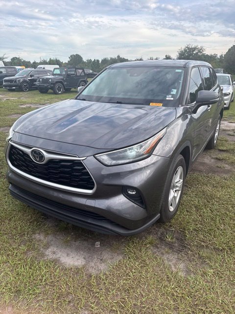 Used 2021 Toyota Highlander LE FWD image 1