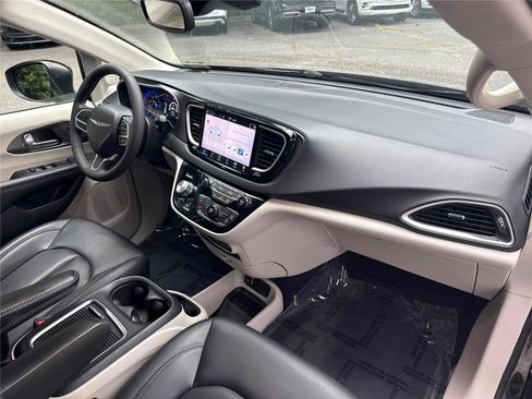 Used 2023 Chrysler Pacifica Touring-L FWD image 30
