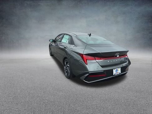 New 2025 Hyundai Elantra Limited image 17