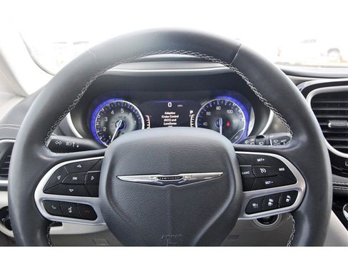 Used 2022 Chrysler Pacifica Touring-L image 14