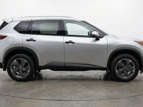 Used 2025 Nissan Rogue SV AWD/4WD image 11