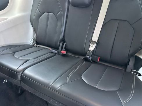 Used 2024 Chrysler Pacifica Touring-L image 18